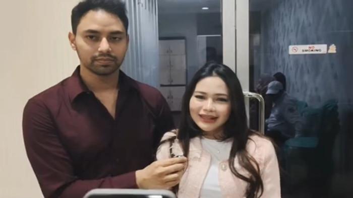 PERNIKAHAN LADY RARA -- Artis Tiara Ramadhani atau lebih dikenal Lady Rara bersama calon suaminya, Abdullah Alaydrus atau Aladull datang ke gedung Pemkot Prabumulih, Selasa (20/1/2026). Kedatangan Lady Rara dan calon suami untuk mengundang langsung Wali Kota Prabumulih H Arlan agar datang ke pernikahannya di awal Februari 2026 mendatang.