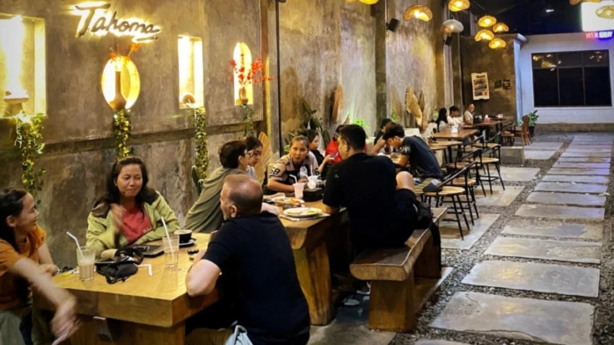 Suasana Tahoma Cafe & Eatery, kafe 24 jam di Bali.