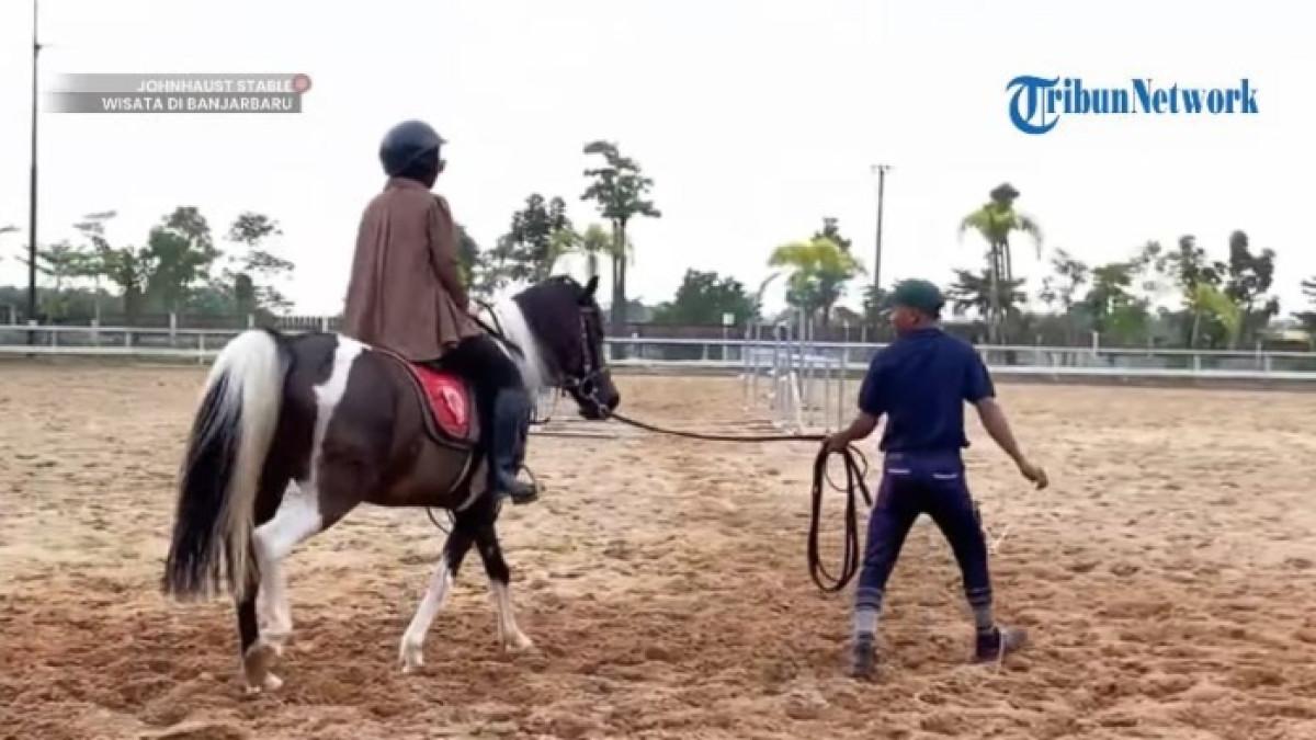 Wisatawan nyobain wisata berkuda di Johnhaus Stable Banjar Baru, Kalimantan Selatan.