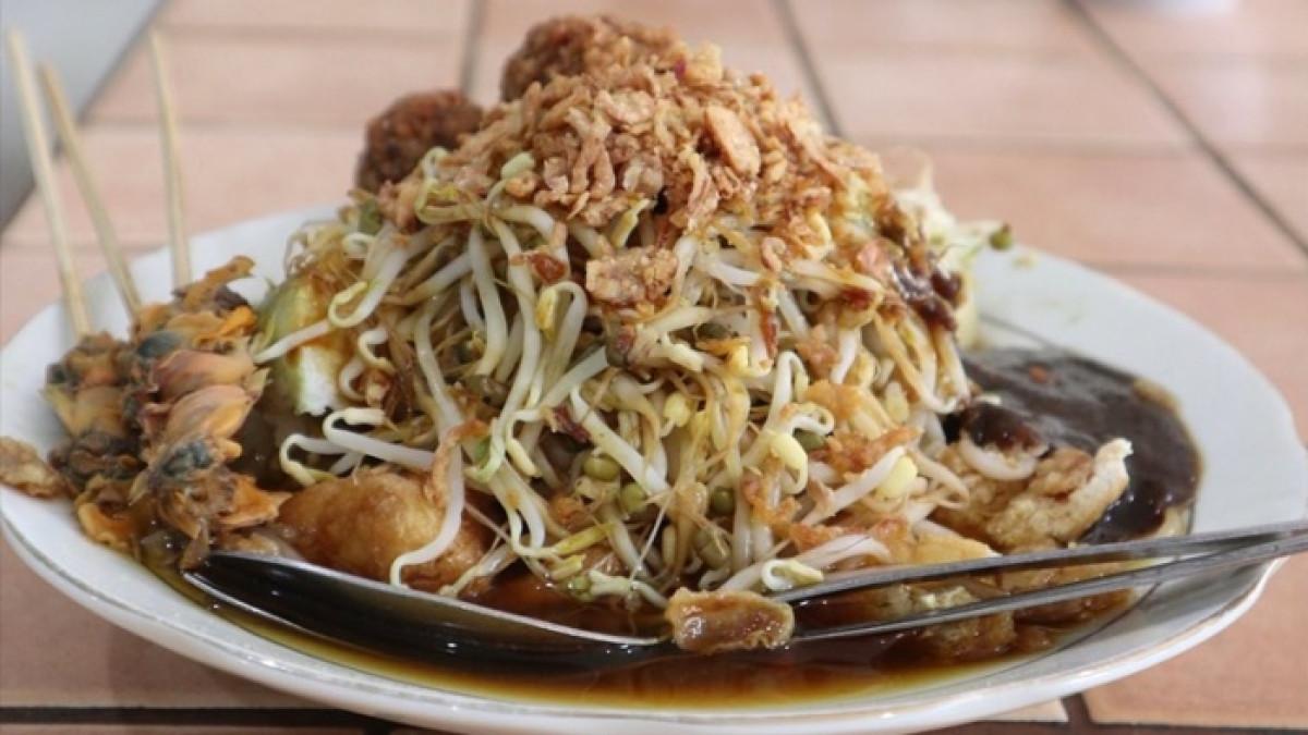 Lontong Balap Asli Pak Gendut, satu tempat makan siang enak dekat Tunjungan Plaza Surabaya yang yang kamu coba.