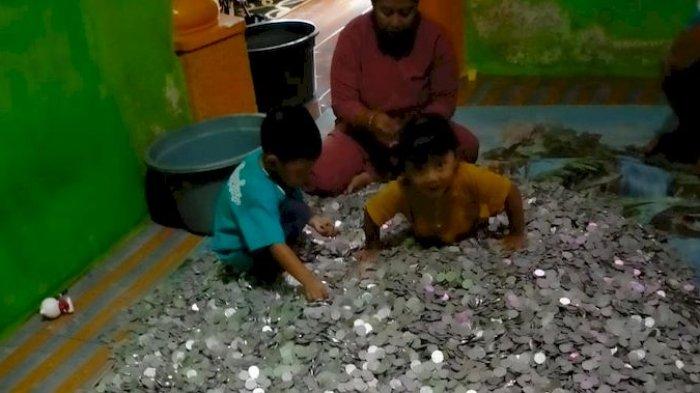 Anak kecil sampai berenang di gunungan uang koin hasil Sadikin warga Ciracap yang menabung uang koin di drum selama 8 tahun.