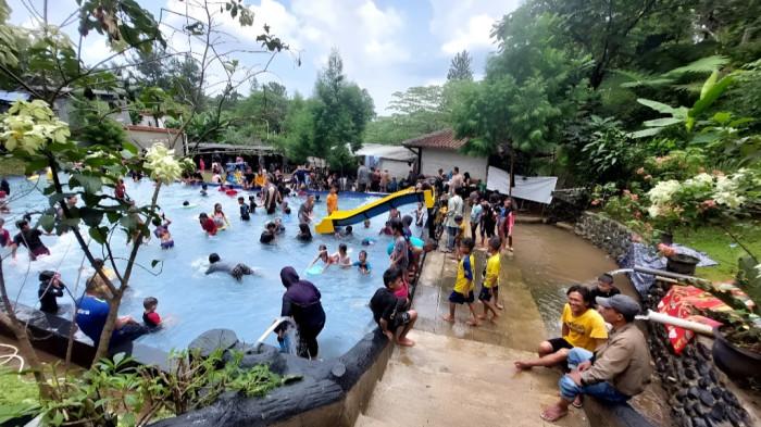 WISATA BOGOR - Kolam renang di Boncahe ramai dikunjungi keluarga. Menawarkan suasana asri dan sejuk di tengah hijaunya kaki Gunung Ciapus
