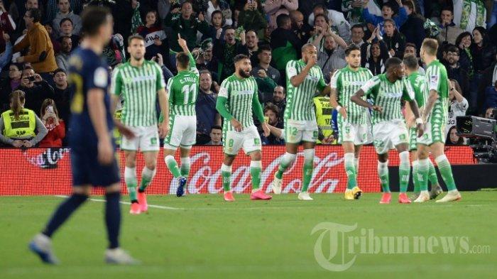 Pemain tengah Real Betis asal Spanyol, Cristian Tello (ketiga kiri) melakukan selebrasi bersama rekan-rekannya usai mencetak gol ke gawang Real Madrid dalam laga lanjutan Liga Spanyol antara Real Betis kontra Real Madrid di Stadion Benito Villamarin, Sevilla, Spanyol, Senin (9/3/2020) dini hari WIB. <div class=