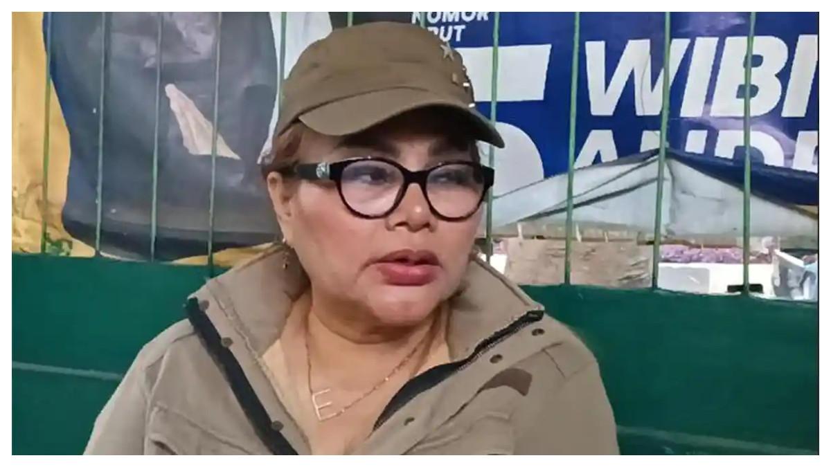 SINDIR INARA RUSLI - Eva Manurung, ibunda Virgoun ketika ditemui di kawasan Pesanggrahan, Jakarta Selatan, Senin (15/7/2024). Eva mengungkap sindirannya untuk mantan menantunya, Inara Rusli yang kini disebut sebagai selingkuhan Insan, meski sudah nikah siri.