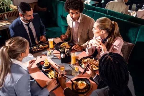 Ilustrasi makan malam kantor.