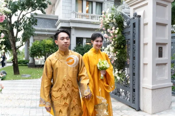 Phuong Nhi followed him back to the palace.