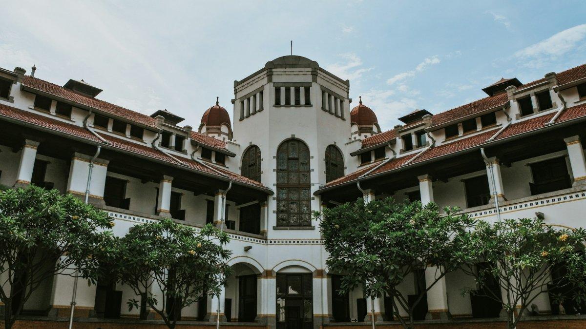 Lawang Sewu, satu tempat wisata di Semarang, Jawa Tengah yang wajib dikunjungi.