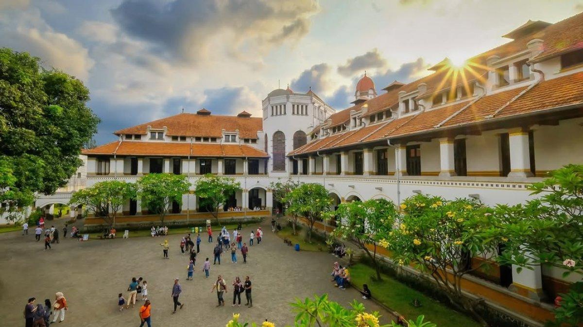 Suasana di Lawang Sewu, satu tempat wisata hits di Semarang, Jawa Tengah