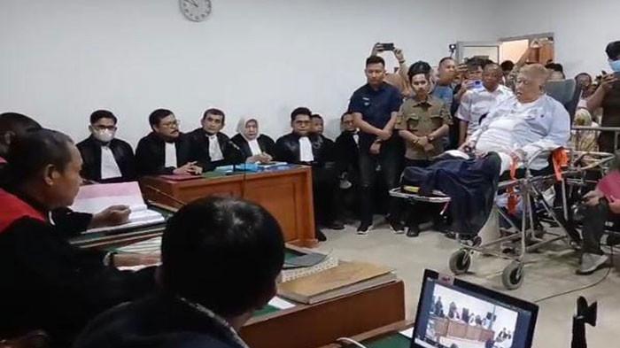 CRAZY RICH MENINGGAL - Crazy Rich Palembang, Kemas H Abdul Halim atau Haji Alim (baju putih) saat menjalani sidang perdana di Pengadilan Negeri Palembang, Kamis (4/12/2025). Kini ia meninggal dunia.