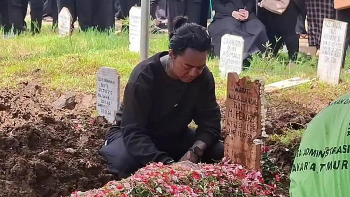 REZA ARAP - Reza Arap saat berada di pemakaman Lula Lahfah di TPU Rawa Terate, Cakung, Jakarta Timur, Sabtu (24/1/2026).
