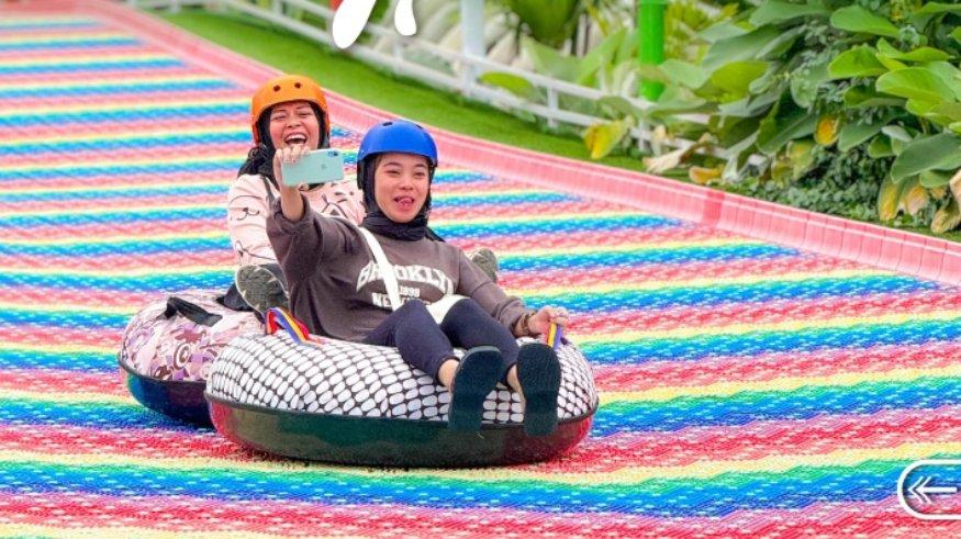 Wahana Rainbow Slide di Taman Bunga Celosia.
