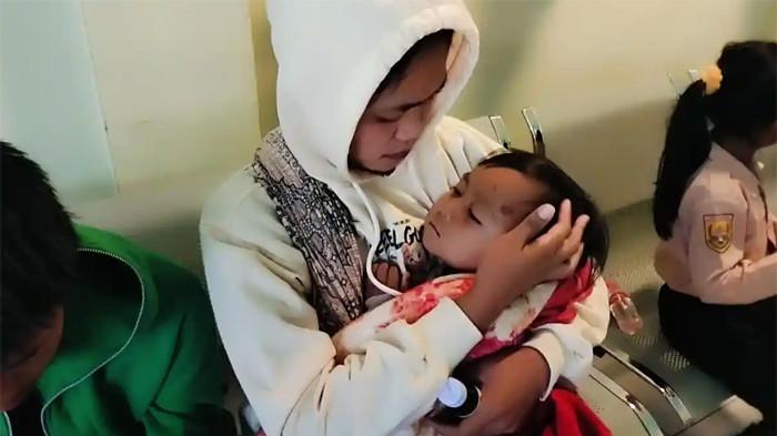 KORBAN LONGSOR SELAMAT - Tim Gabungan dari Badan Penanggulangan Bencana Daerah (BPBD) bersama Tim SAR menemukan seorang bocah berusia 2 tahun, Arsa berada di atas genting rumahnya. Arsa tengah digendong bibinya.