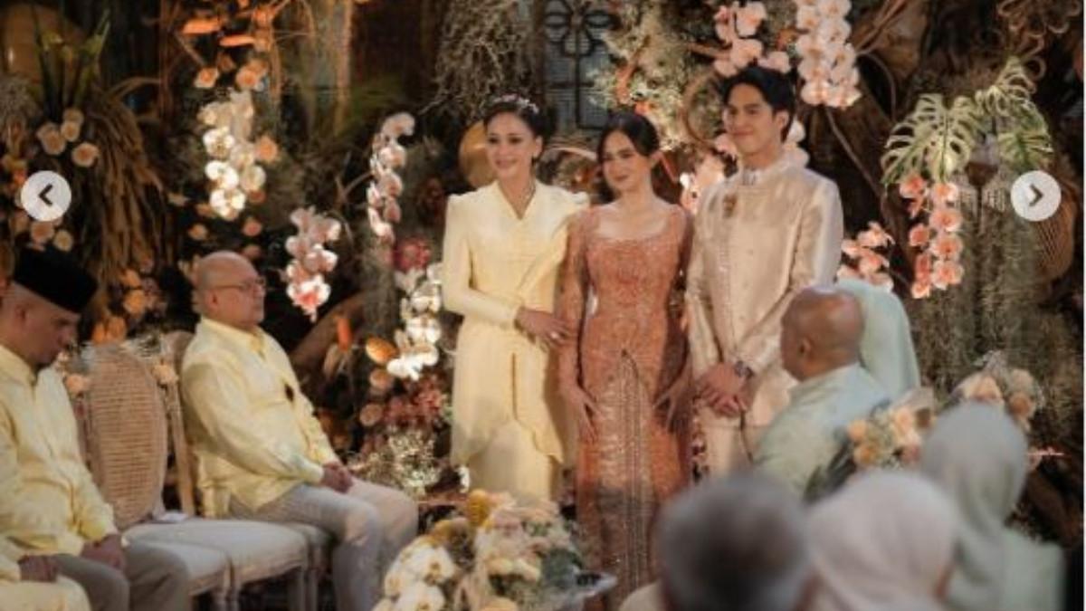 Dalam acara lamaran, Syifa Hadju hanya didampingi sang ibu, Shendy Hadju, serta ayah sambungnya, Andre Ariyantho.