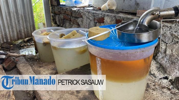 HARGA MINYAK NILAM - Potret minyak nilam di area penyulingan Minahasa, Sulawesi Utara beberapa waktu lalu. Harga minyak nilam saat ini berada di kisaran Rp 730 ribu hingga Rp 750 ribu per kilogram.