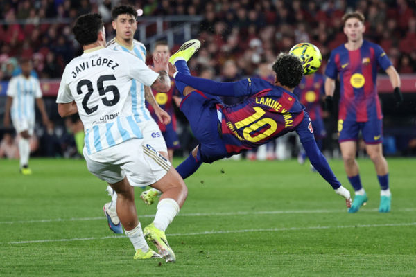 Pemain FC Barcelona Lamie Yamal mencetak gol ke gawang Real Oviedo pada pertandingan Liga Spanyol di Camp Nou, Barcelona, Spanyol, Minggu (25/1/2026). Foto: Josep LAGO / AFP