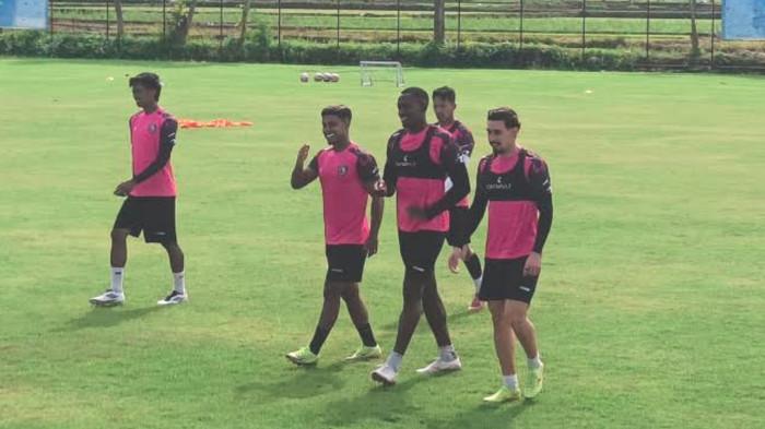 LATIHAN - Pemain Arema FC, termasuk pemain asing baru Gabriel Silva dan Gustavo Franca saat di sela-sela latihan tim Arema FC di lapangan Dreams Football Pitch Pakis Kabupaten Malang pada Selasa (20/1/2026). . Dua pemain asing baru itu berpeluang mendapatkan debut di laga melawan Dewa United