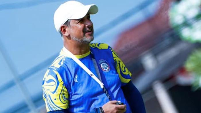PERTANDINGAN AREMA FC - Pelatih Arema FC, Marcos Santos ketika memimpin sesi latihan dibagikan pada Jumat (16/1/2026) oleh Instagram klub. Kini Arema FC mengusung misi mencuri tiga poin dalam lawatannya ke markas Dewa United Banten FC guna memperbaiki posisi di klasemen sementara Super League 2025/2026. Marcos Santos telah menyiapkan skema khusus bagi pemain Pablo Oliveira.