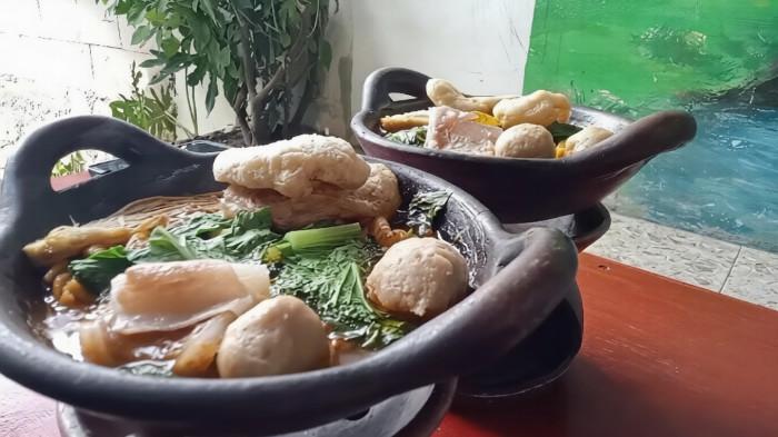 KULINER BOGOR - Tampilan Mie Galunggung yang menggugah selera dengan berbagai pilihan topping.