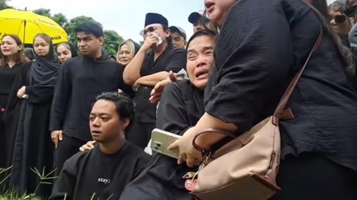 PROSESI PEMAKAMAN - Reza Arap termenung dengan tatapan kosongnya menyaksikan detik-detik jenazah sang kekasih, Lula Lahfah masuk ke dalam liang lahat dimakamkan di Taman Pemakaman Umum (TPU) Rawa Trate, Cakung, Jakarta Timur