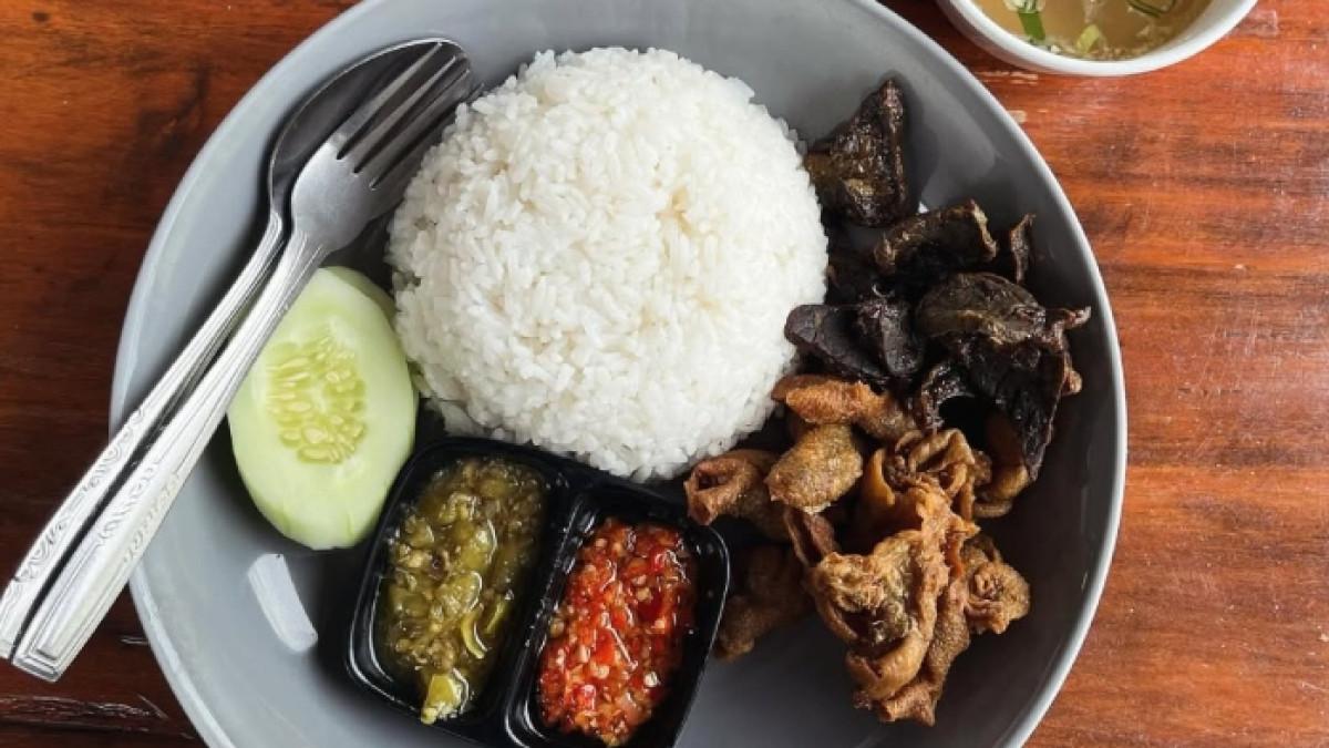 Sego Kulit Pak Sabar, tempat makan siang enak dekat kampus UGM Jogja.