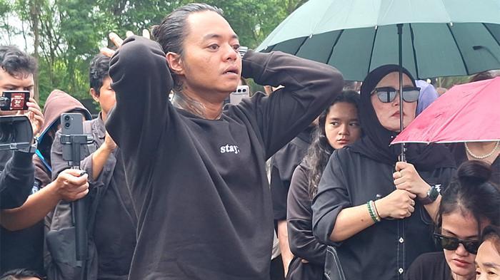 LULA LAHFAH MENINGGAL - Reza Arap masih tak percaya Lula Lahfah, kekasihnya sudah meninggal dunia. Karena kepergiannya begitu cepat. Reza saat berada di TPU Rawa Terate, Cakung, Jakarta Timur, Sabtu (24/1/2026) usai pemakaman jenazah Lula Lahfah.