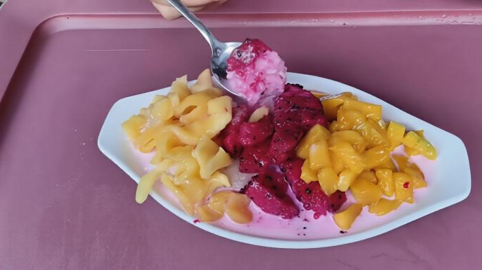 KULINER BOGOR - Menu andalan Soptansu (Sop Ketan Susu Buah) yang memadukan ketan pulen dengan kuah susu creamy serta potongan buah nangka, mangga, dan buah naga yang segar.