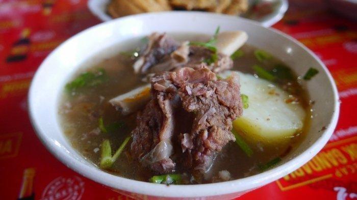 KULINER LEGENDARIS KARANGANYAR - Seporsi Sop Buntut di Warung Sop Buntut dan Pecel Bu Ugi Tawangmangu pada 2019 lalu. Begini sejarah kuliner legendaris RM Bu Ugi.