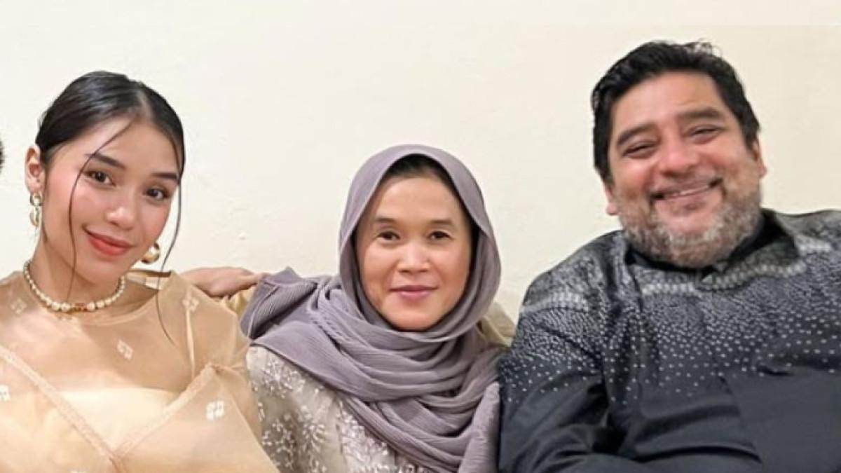 KEMATIAN LULA LAHFAH - Influencer Lula Lahfah bersama ibu dan ayahnya.