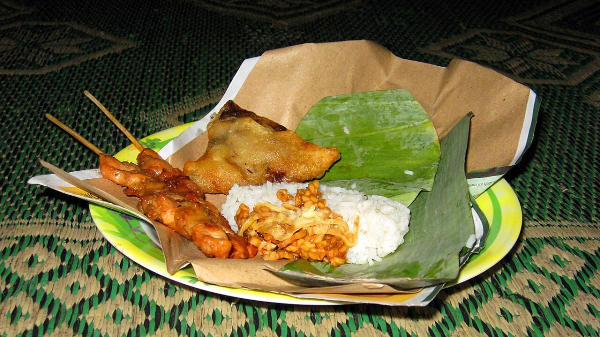 Ilustrasi menu angkringan di Solo buat makan malam enak dan mengenyangkan.