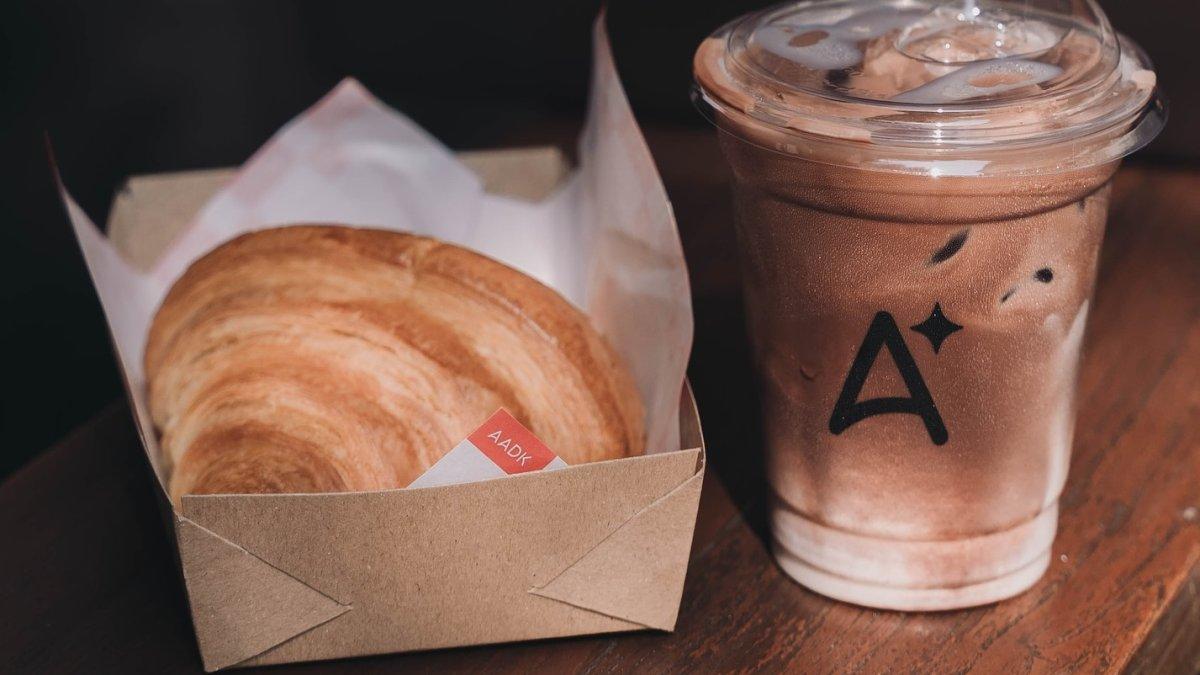 Ada Apa Dengan Kopi (AADK), satu kafe dekat Tunjungan Plaza Surabaya buat nongkrong dan nugas.