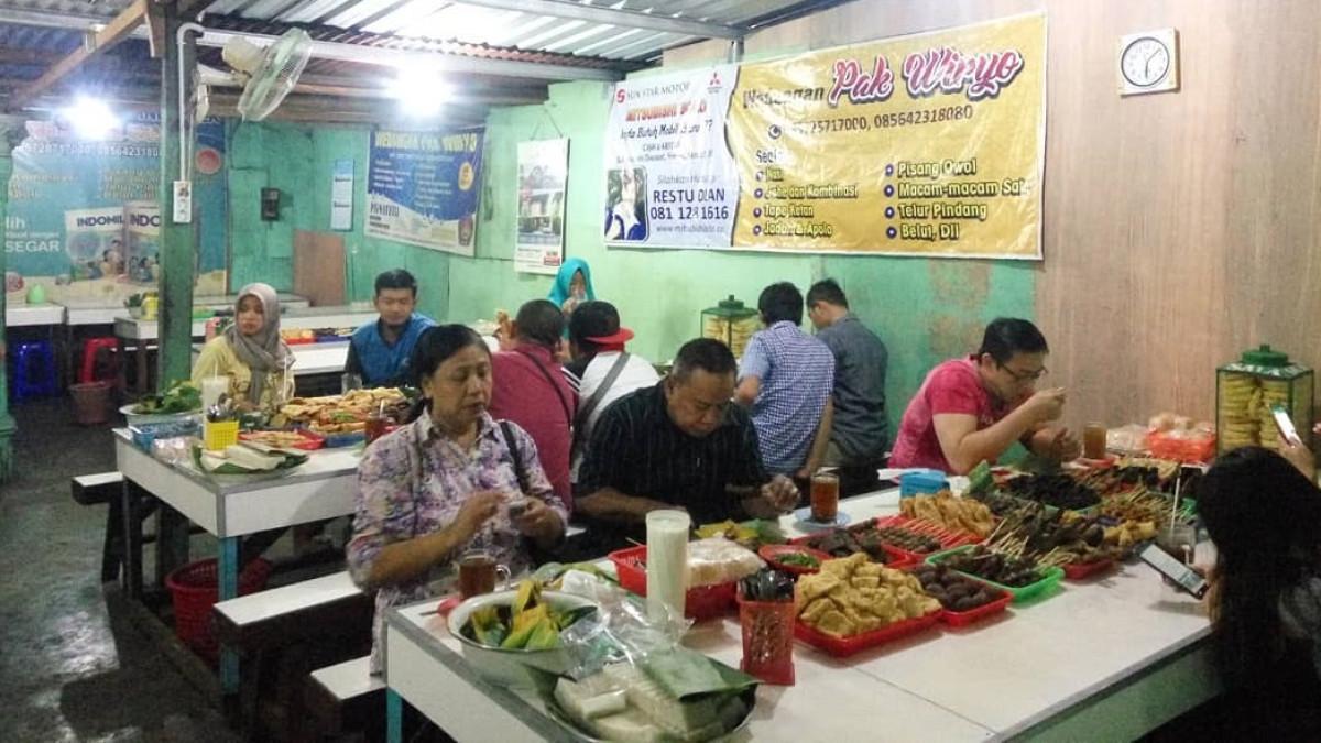 Wedangan Mbah Wiryo, satu angkringan di Solo buat makan malam enak sepulang kerja.