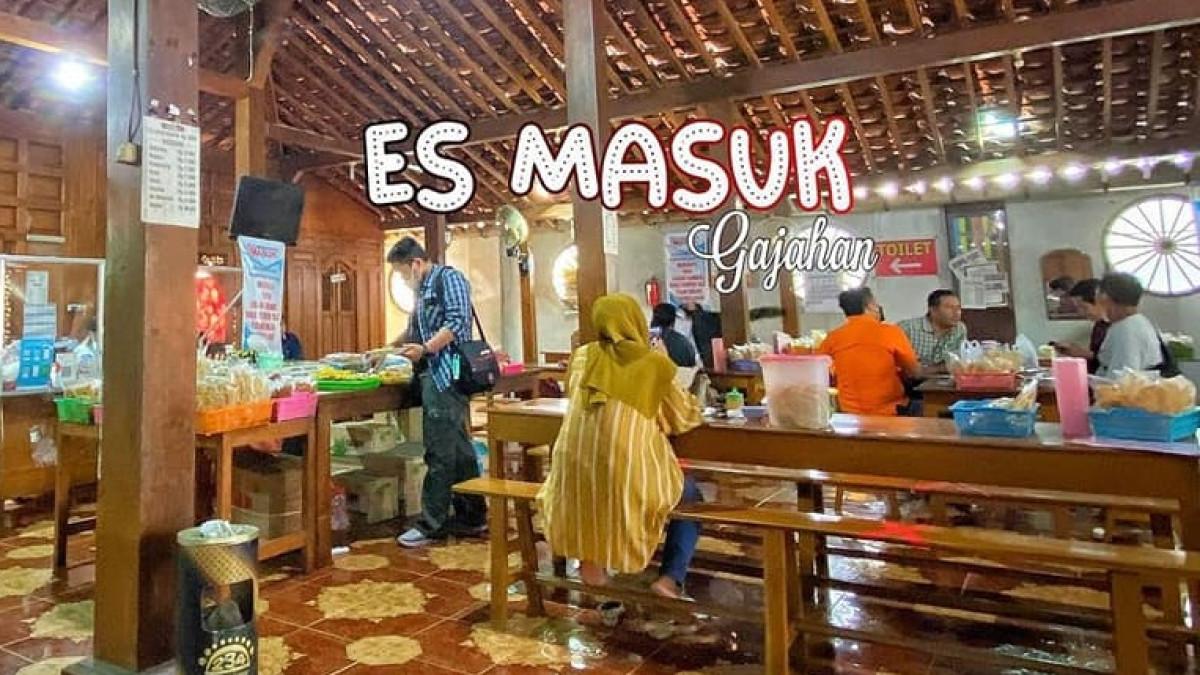 Es Masuk Gajahan, satu tempat makan siang di Solo dekat Keraton Surakarta.