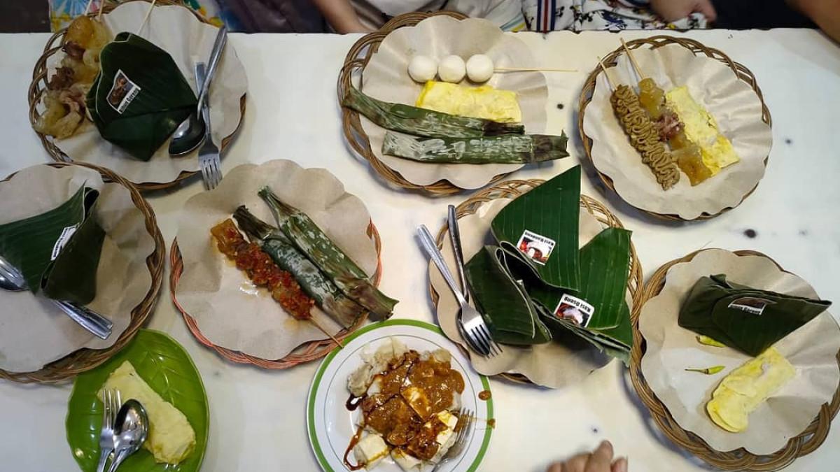 Warung Srie Redjeki, satu tempat makan siang di Solo dekat Keraton Surakarta.