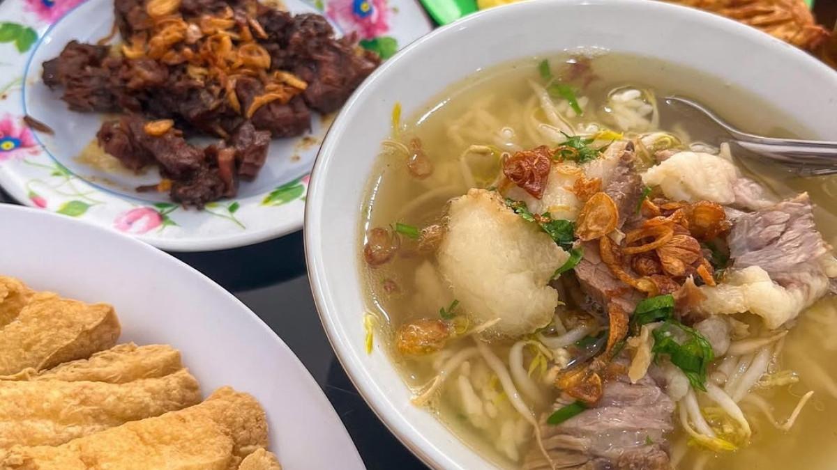 Soto Nyonya Besar, satu tempat makan siang di Solo dekat Keraton Surakarta.