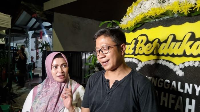 KETUA RW RUMAH LULA - Bu Prita (kiri) dan Pak Prio Ari, Ketua RW 13 Buaran Indah 4, Penggilingan, Jakarta Timur tempat selebgram Lula Lahfah tinggal bersama keluarganya.