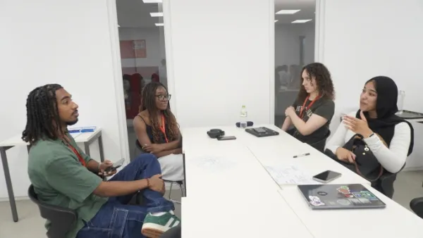 International exchange students dicussing in class. Photo courtesy of BUV