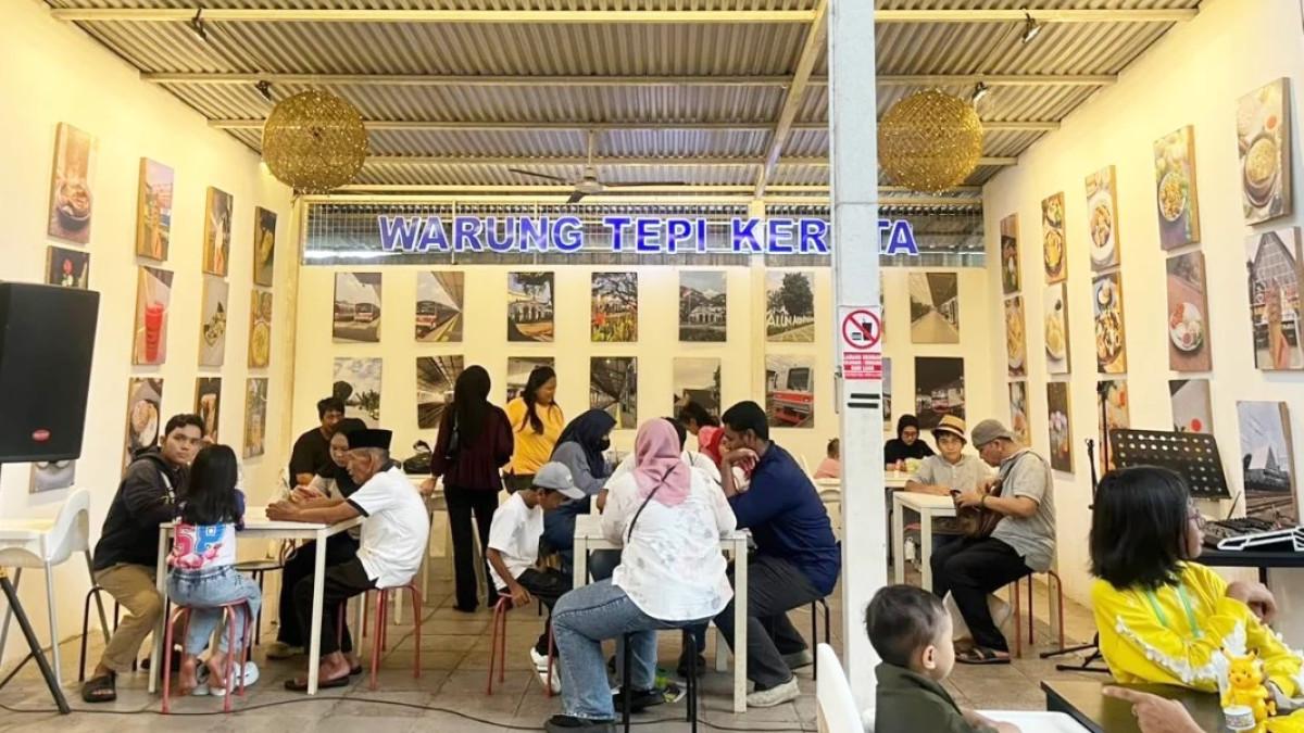 Warung Tepi Kereta, satu tempat makan malam yang pas untuk kamu yang ingin santai dan kenyang setelah jam kerja.