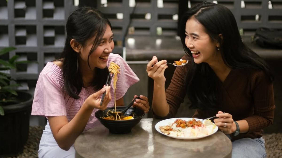 Kopi Satu Tudju, satu tempat makan malam yang pas untuk kamu yang ingin santai dan kenyang setelah jam kerja.