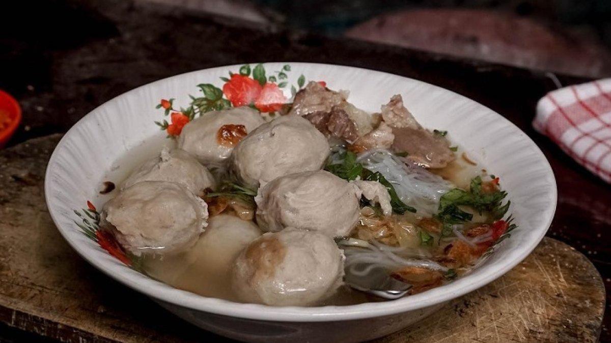 Seporsi bakso buat makan siang di Surabaya