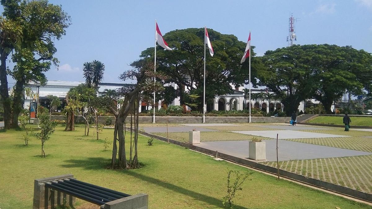 Alun-Alun Kota Bogor, satu tempat jogging di Bogor yang bisa kamu kunjungi untuk olahraga ringan sebelum bekerja.