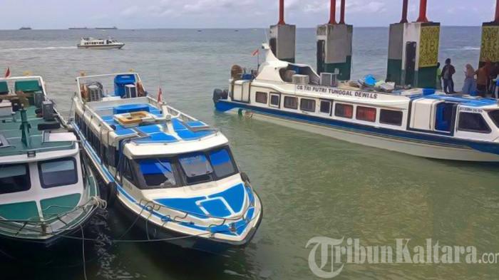 JADWAL SPEEDBOAT - Tampak speedboat di Pelabuhan Tengkayu Satu Tarakan siaga atau stand by sebelum angkut penumpang menuju rute tujuan. Dalam artikel ini TribunKaltara.com sajikan jadwal speedboat Tarakan ke Nunukan, Provinsi Kaltara, yang dilengkapi harga tiket. TRIBUNKALTARA.COM/ANDI PAUSIAH