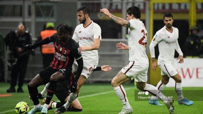 DUEL MILAN VS AS ROMA (ARSIP) - Penyerang AC Milan, Rafael Leao (kiri) berebut bola dengan gelandang AS Roma dalam laga yang digelar di San Siro, pada 8 Januari 2023. AC Milan dan AS Roma selayaknya dua raksasa yang tengah tertidur di ajang Coppa Italia. (MONTEFORTE / AFP)