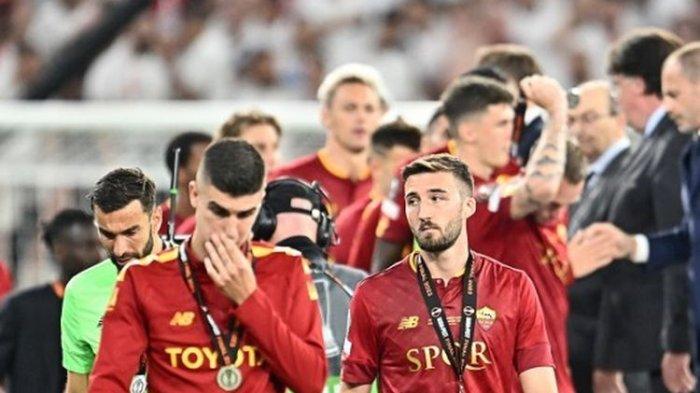 Gelandang AS Roma asal Italia, Bryan Cristante (kanan) dan rekan setimnya seusai menerima medali runner-up dalam final Liga Europa 2022-2023  di Puskas Arena pada (1/6/2023).