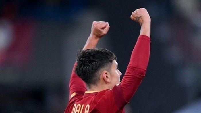 Penyerang AS Roma, Paulo Dybala, berselebrasi seusai mencetak gol pada pertandingan Coppa Italia melawan Genoa, di Stadion Olimpico, Roma, Kamis (12/1/2023) atau Jumat dini hari WIB.