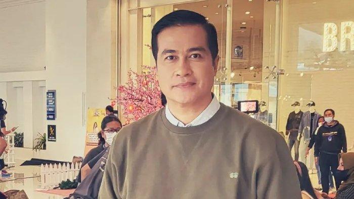 Kilas balik hubungan Denada dan Adjie Pangestu menunjukkan keduanya pernah menjalin hubungan yang cukup serius, bahkan disebut-sebut akan melangkah ke jenjang pernikahan.