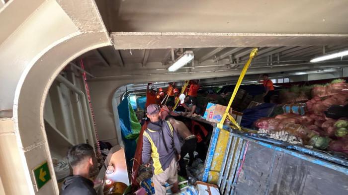 TRAGEDI KAPAL MIRING -  Petugas masih melakukan evakuasi insiden kapal miring  KM Dharma Kartika IX di Pelabuhan Semayang, Balikpapan, Selasa (27/1/2026). Manajer Pelayanan Jasa Raharja Kalimantan Timur, Teguh Yota Fitra, mengatakan pihaknya membagi personel menjadi dua tim sebagai bentuk kehadiran negara dalam penanganan korban. (TRIBUNKALTIM.CO/DWI ARDIANTO)