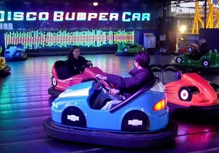 WISATA BATU - Pengunjung tengah menikmati salah satu wahana di Batu Night Spectacular, Batu, Jawa Timur.