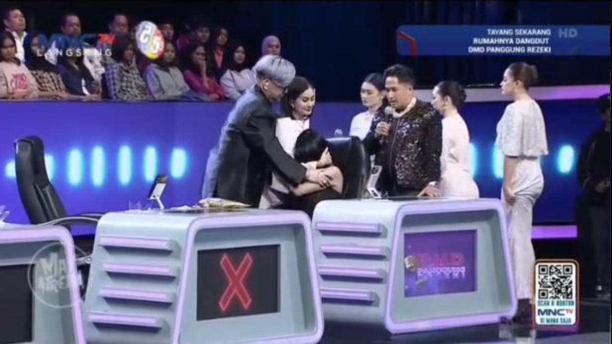 Denada tiba-tiba menangis melihat seorang peserta pria berusia 19 tahun tampil di atas panggung ajang Dangdut Mania Dadakan (DMD).