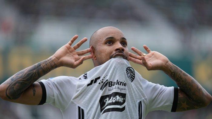 Selebrasi dari penyerang asing Persija Jakarta, Gustavo Almeida di kompetisi Liga 1.