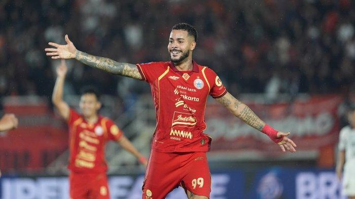 Selebrasi penyerang Persija Jakarta, Emaxwell Souza de Lima.